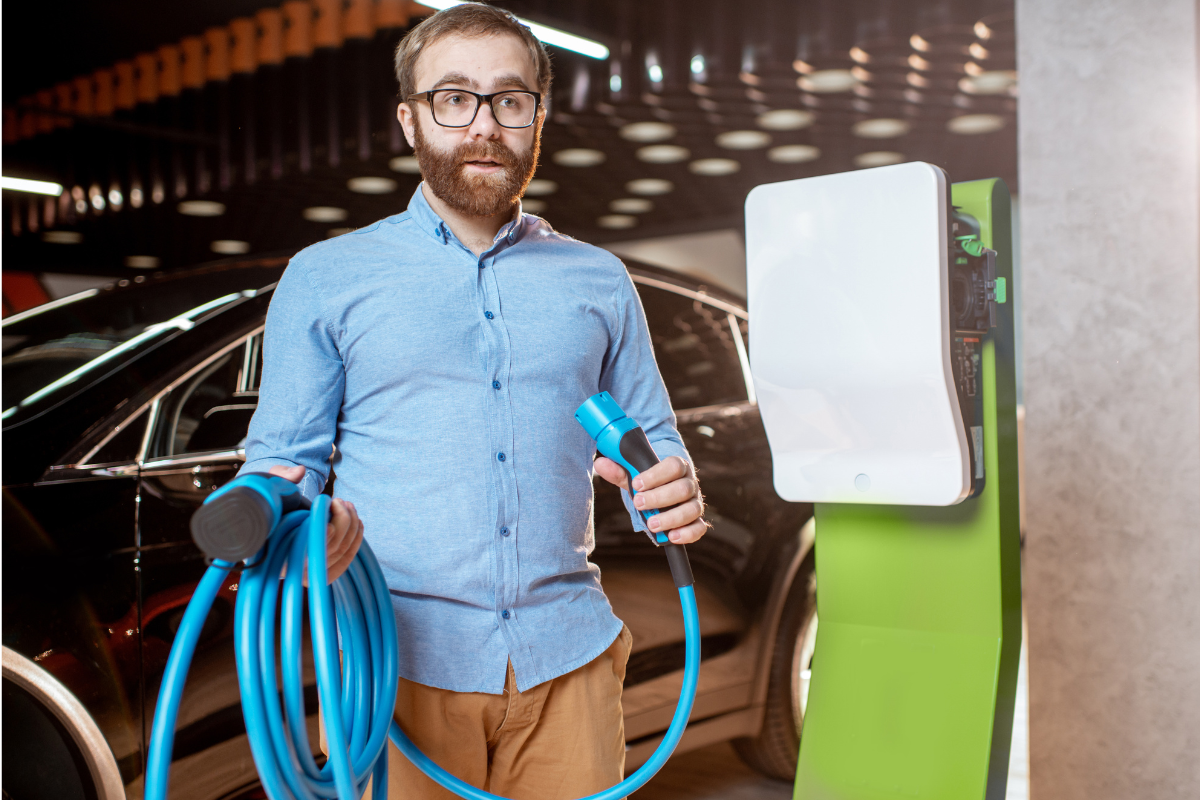 cargador eléctrico en un garaje comunitario